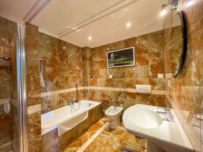 Image No.14-7 Bed Property for sale