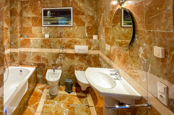 Image No.15-7 Bed Property for sale