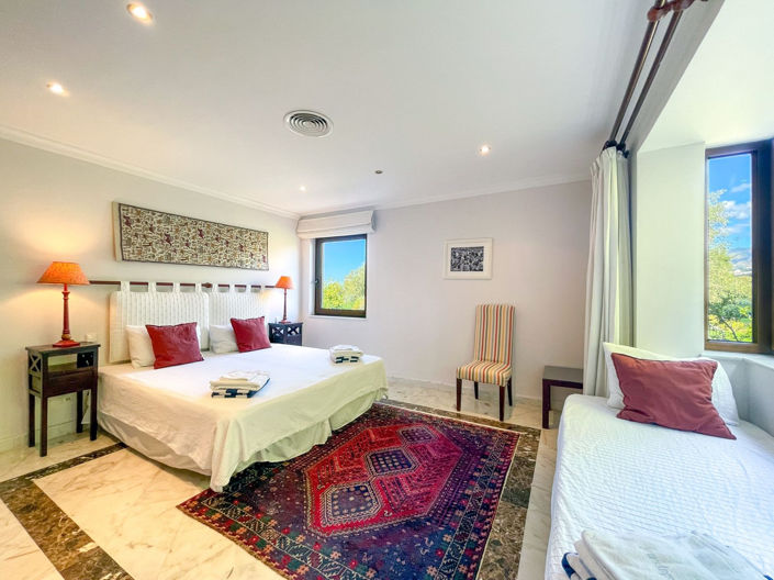 Image No.17-7 Bed Property for sale