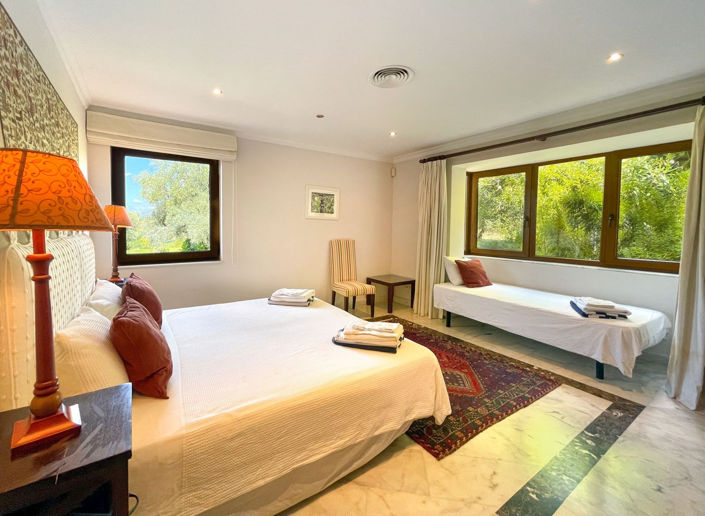 Image No.20-7 Bed Property for sale