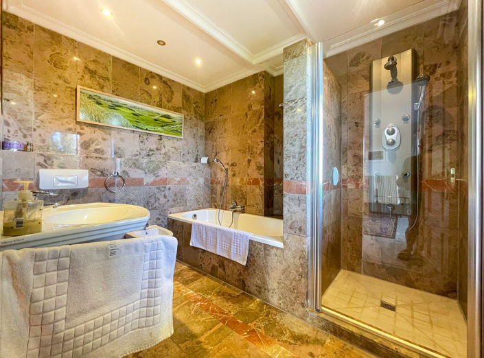 Image No.22-7 Bed Property for sale