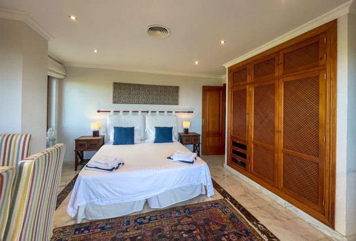 Image No.24-7 Bed Property for sale