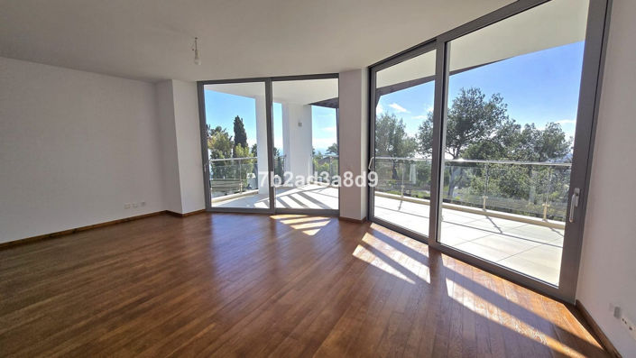 Image No.10-5 Bed Property for sale