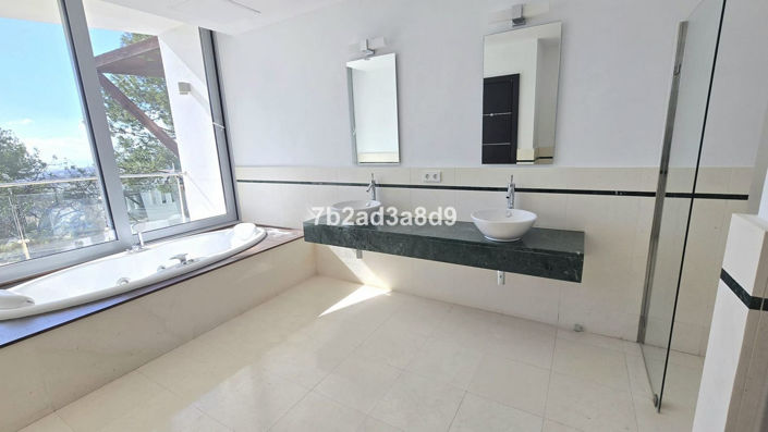 Image No.12-5 Bed Property for sale