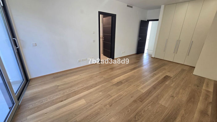 Image No.18-5 Bed Property for sale