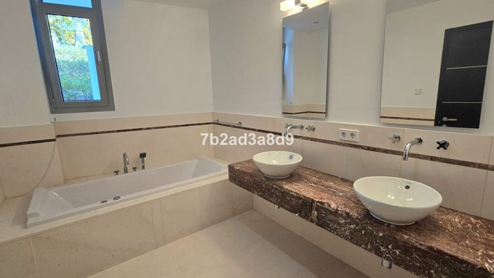 Image No.20-5 Bed Property for sale