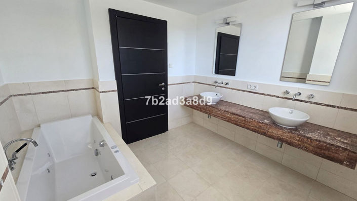 Image No.24-5 Bed Property for sale
