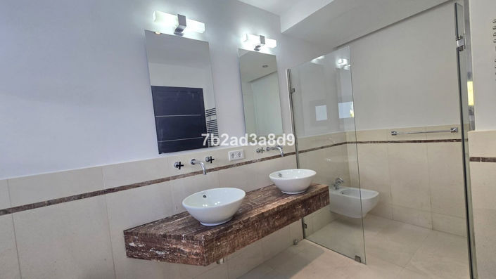Image No.25-5 Bed Property for sale