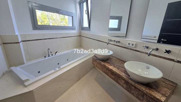 Image No.26-5 Bed Property for sale