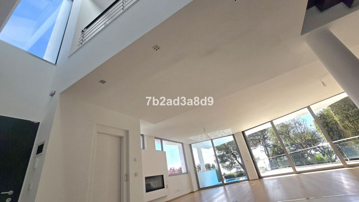 Image No.8-5 Bed Property for sale