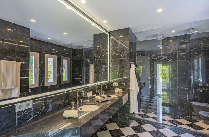 Image No.38-5 Bed Property for sale