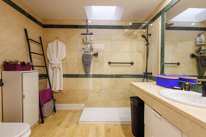 Image No.28-3 Bed Property for sale