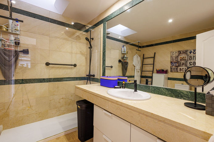 Image No.29-3 Bed Property for sale