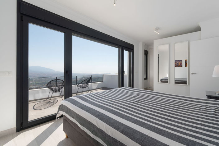 Image No.10-4 Bed Property for sale