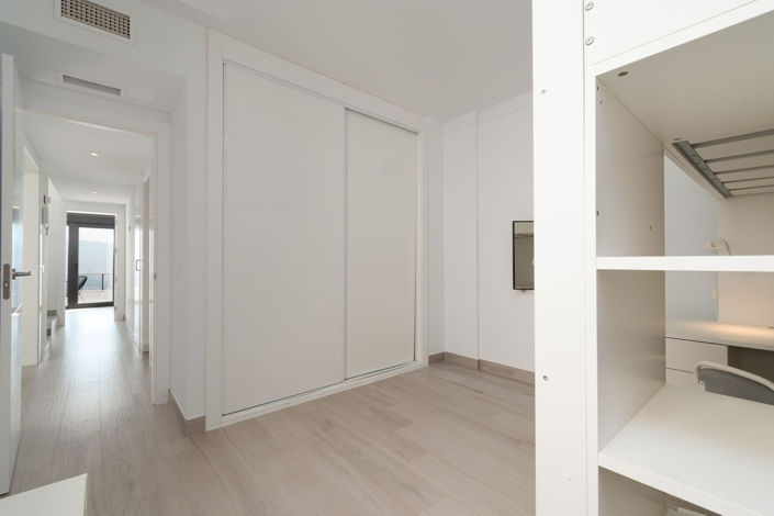 Image No.17-4 Bed Property for sale