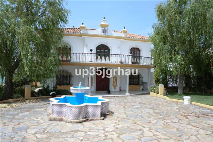 Image No.2-5 Bed Property for sale