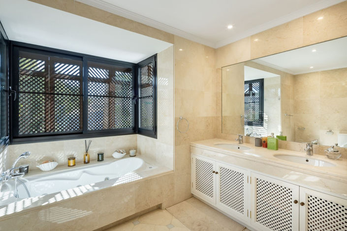 Image No.8-4 Bed Property for sale