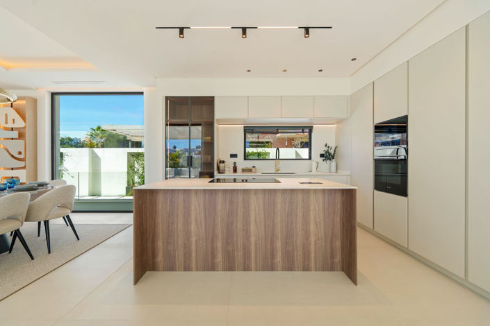 Image No.9-5 Bed Property for sale