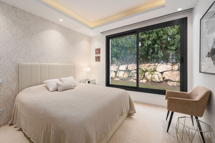 Image No.14-6 Bed Property for sale