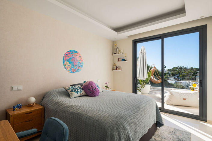 Image No.17-6 Bed Property for sale