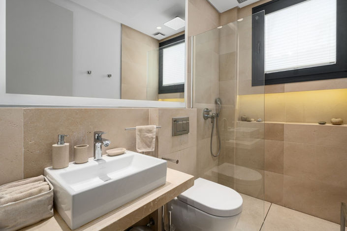 Image No.19-6 Bed Property for sale