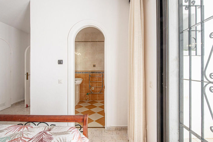 Image No.20-2 Bed Property for sale