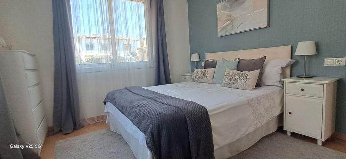 Image No.17-6 Bed Property for sale