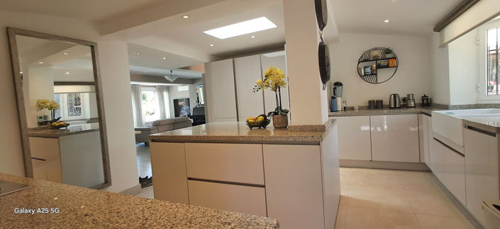 Image No.18-6 Bed Property for sale