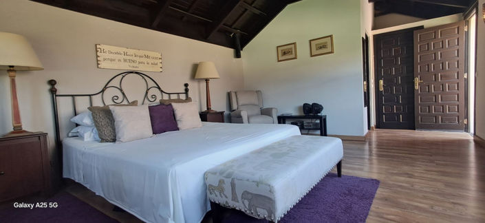 Image No.28-6 Bed Property for sale