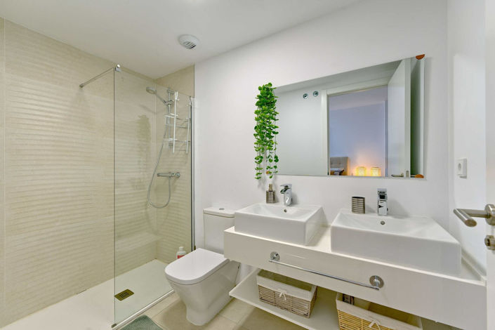 Image No.12-3 Bed Property for sale