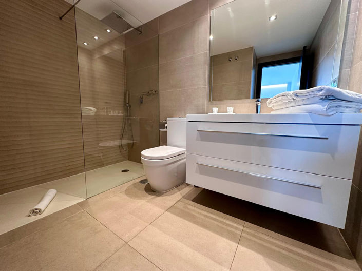 Image No.11-3 Bed Property for sale