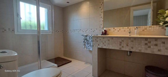 Image No.19-6 Bed Property for sale