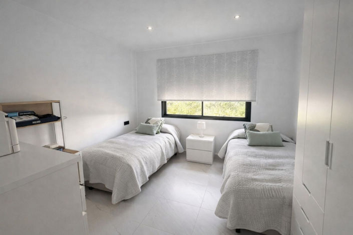 Image No.12-2 Bed Property for sale