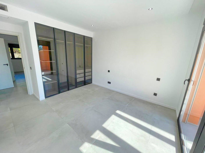 Image No.17-3 Bed Property for sale