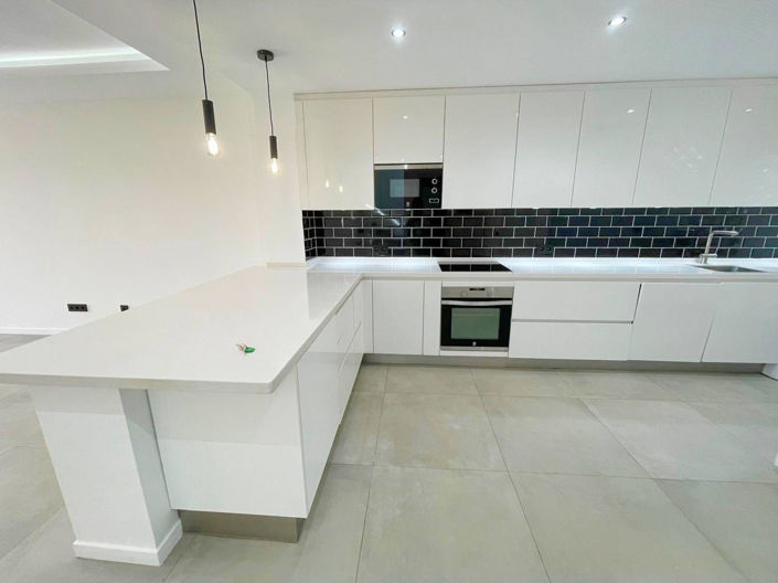 Image No.8-3 Bed Property for sale