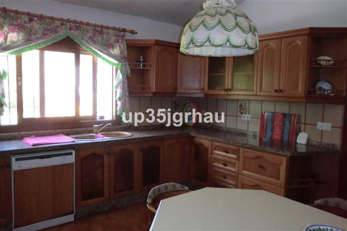 Image No.32-5 Bed Property for sale