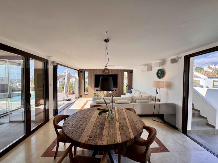 Image No.17-5 Bed Property for sale