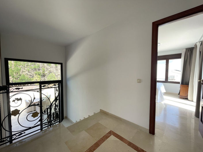 Image No.26-5 Bed Property for sale