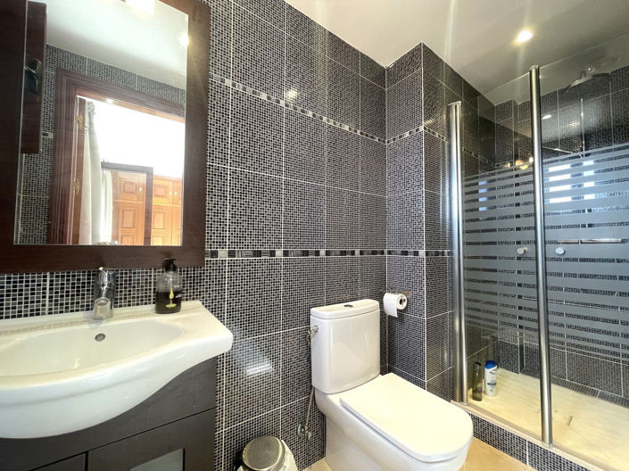 Image No.28-5 Bed Property for sale