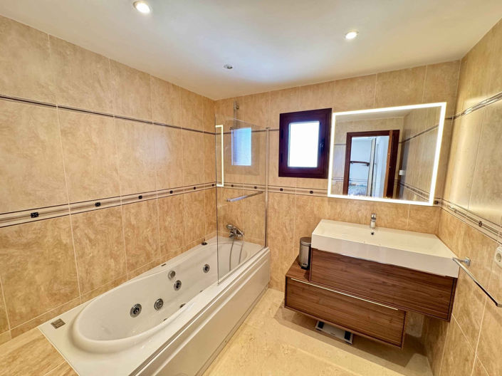 Image No.31-5 Bed Property for sale