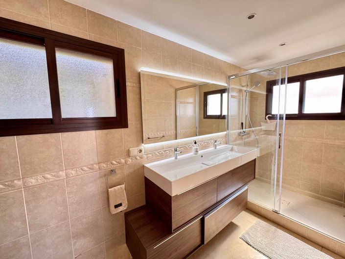 Image No.37-5 Bed Property for sale