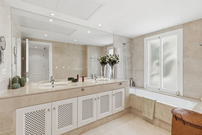 Image No.4-3 Bed Property for sale