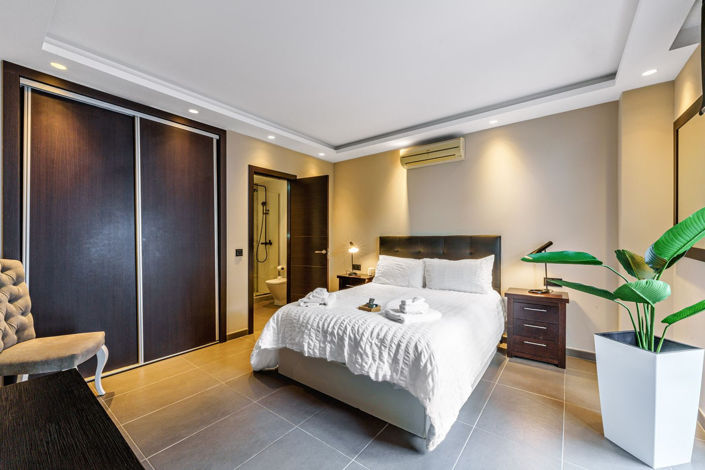 Image No.21-5 Bed Property for sale