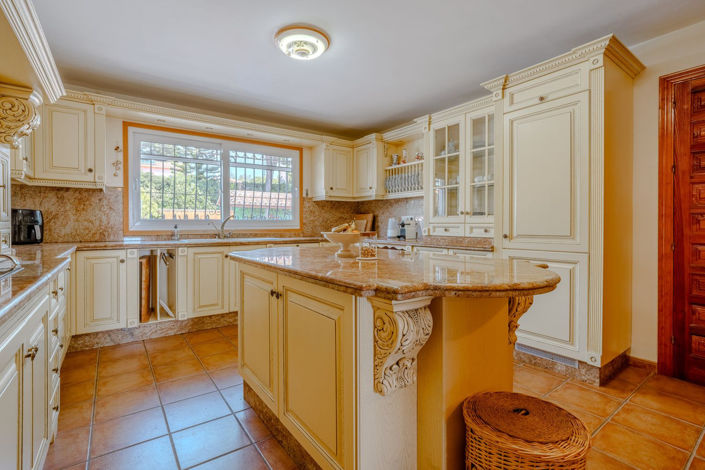 Image No.11-5 Bed Property for sale