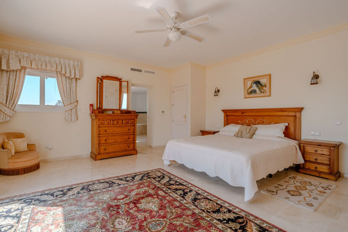 Image No.20-5 Bed Property for sale