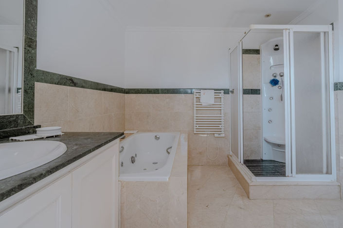 Image No.26-5 Bed Property for sale