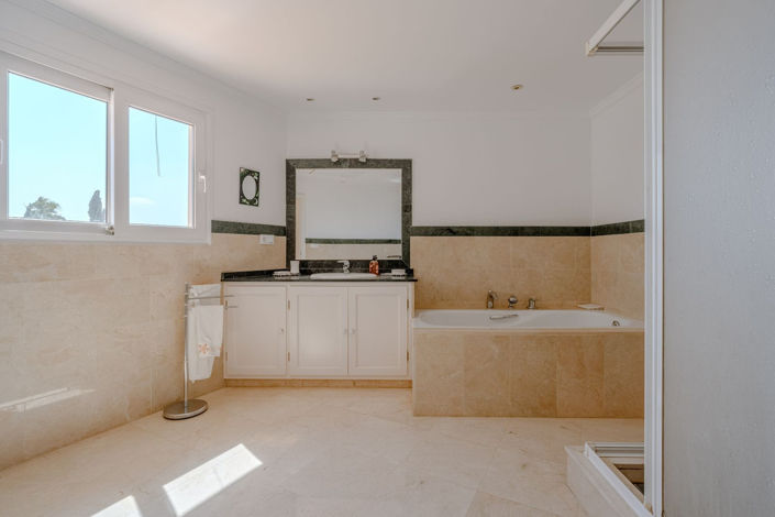 Image No.27-5 Bed Property for sale