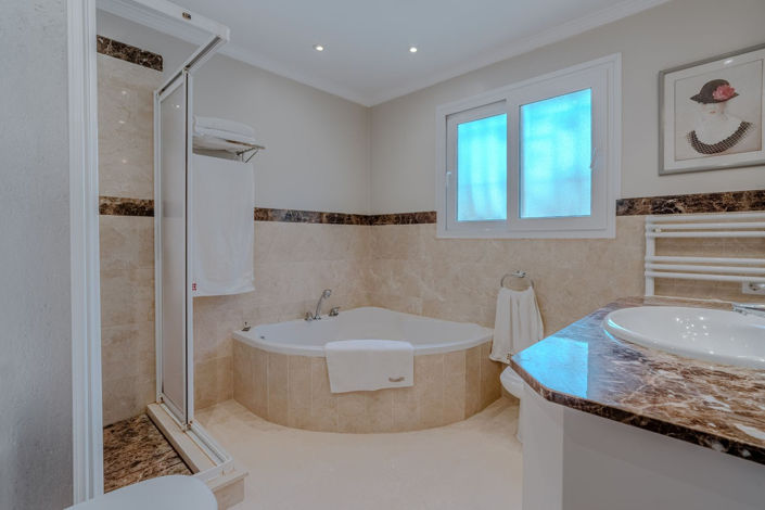 Image No.38-5 Bed Property for sale