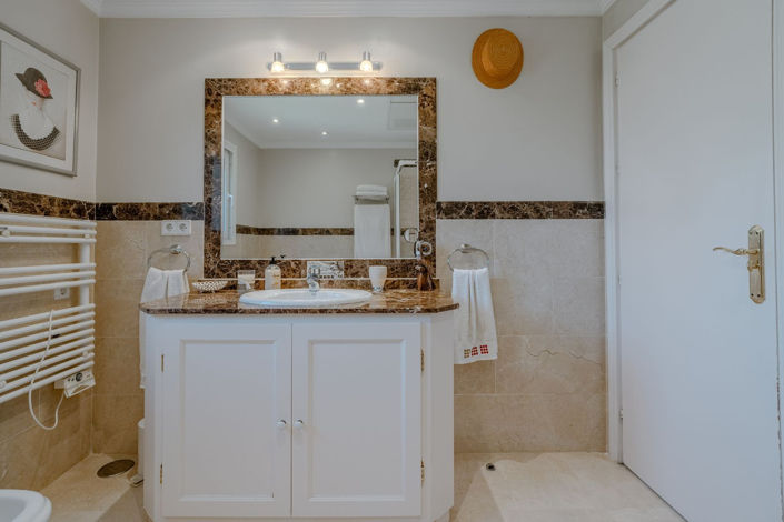 Image No.40-5 Bed Property for sale