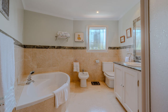 Image No.46-5 Bed Property for sale